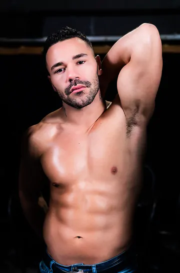 Muscular guy wanking his cock