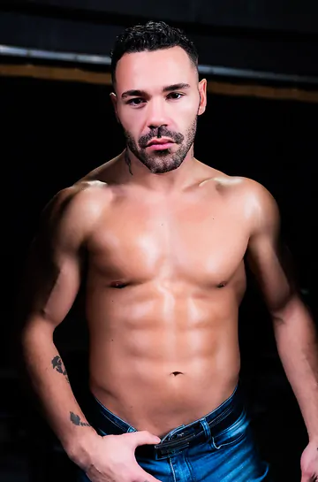 Muscular guy wanking his cock