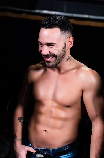 Muscular guy wanking his cock