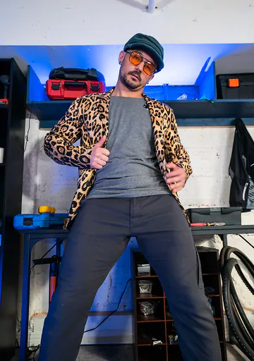 Gay men in a garage fucking