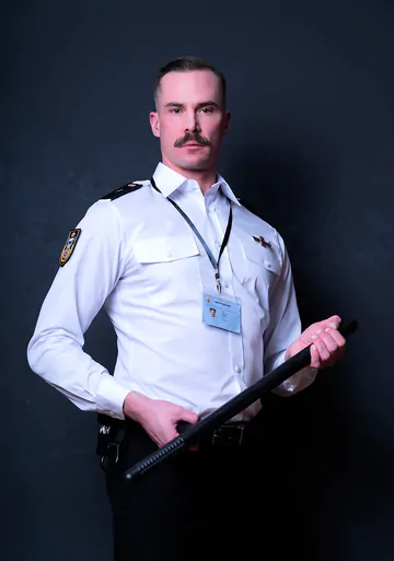 Security guard gets fucked in the ass