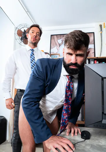 Bearded man gets ass fucked