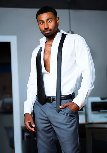 Bearded hunk getting black dick