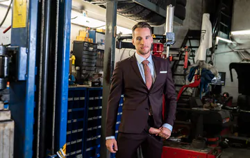 Sexy car mechanic gets fucked