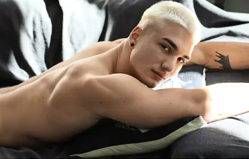 Blonde nude muscle guy