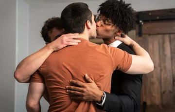 Guys having an interracial threesome