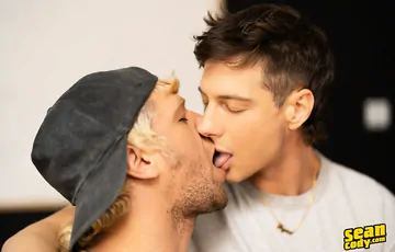 Jock fucking a hunky guy